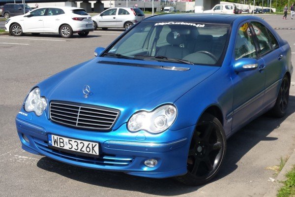 Czarny Mercedes w203 | pomalowany PlastiDip'em na kolor World Rally Blue